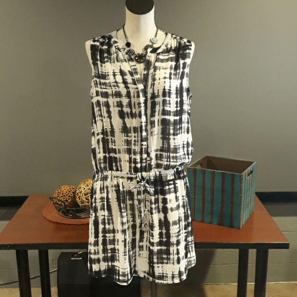 Lila Rose Dresses & Skirts - EUC Lila Rose Black / White Dress Large